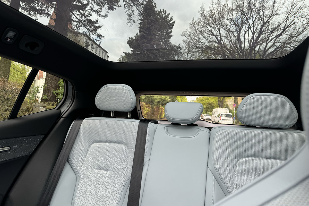 Sicht aus dem Fahrer-Cockpit des E-Autos Volvo EX30. Blick durchs Heckfenster.