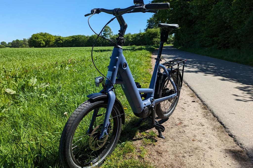 E-Bike von vorne an einem Feldrad stehend