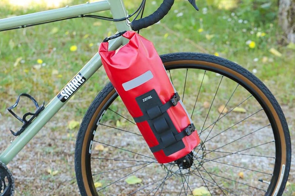 Nahaufnahme Fahrradtasche, die an der Gabel befestigt ist