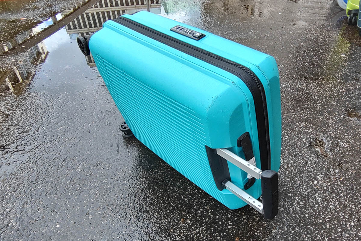 American Tourister Bordcase liegt auf der Seite