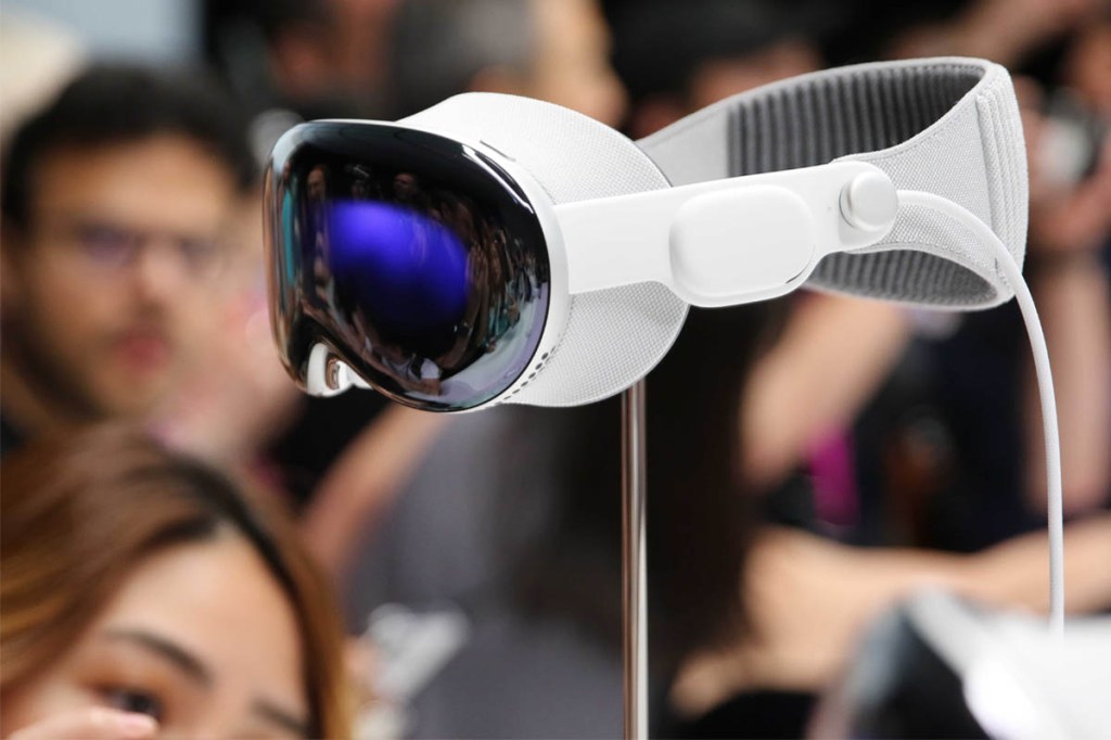 Medienvertreter und Blogger umlagern die Computerbrille Apple Vision Pro, die im Steve Jobs Theater auf dem Apple-Firmencampus in Cupertino ausgestellt wird.