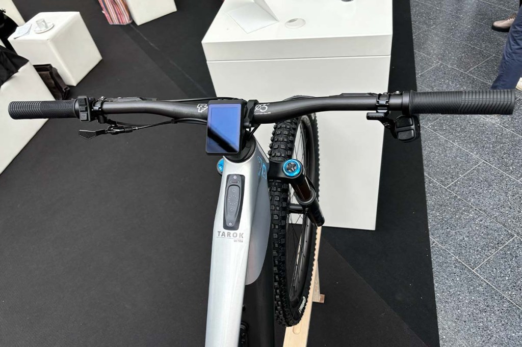 Blick auf einen Lenker eines E-Bikes