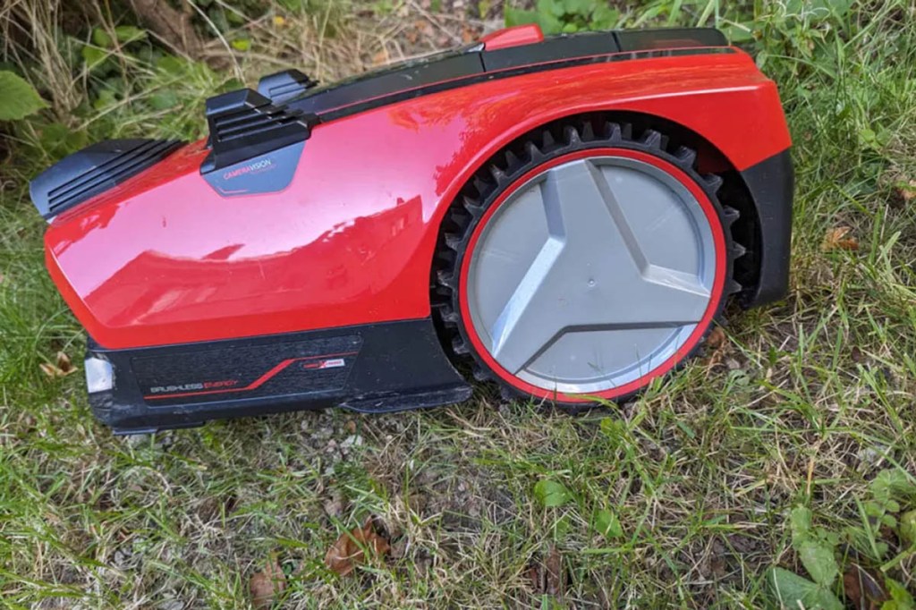 Roter Rasenmähroboter auf der Wiese