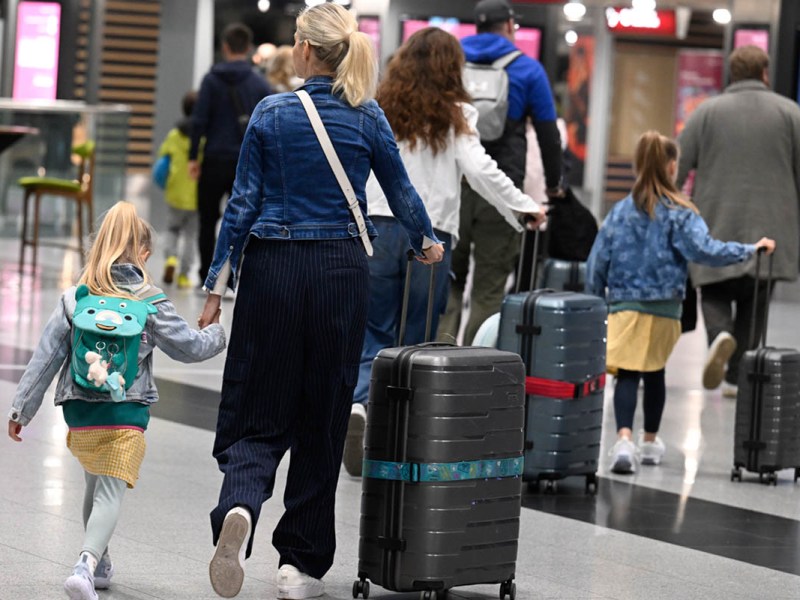 Nordrhein-Westfalen, Düsseldorf: Passagiere schieben ihre Koffer am Flughafen der Landeshauptstadt zur Gepäckaufgabe.