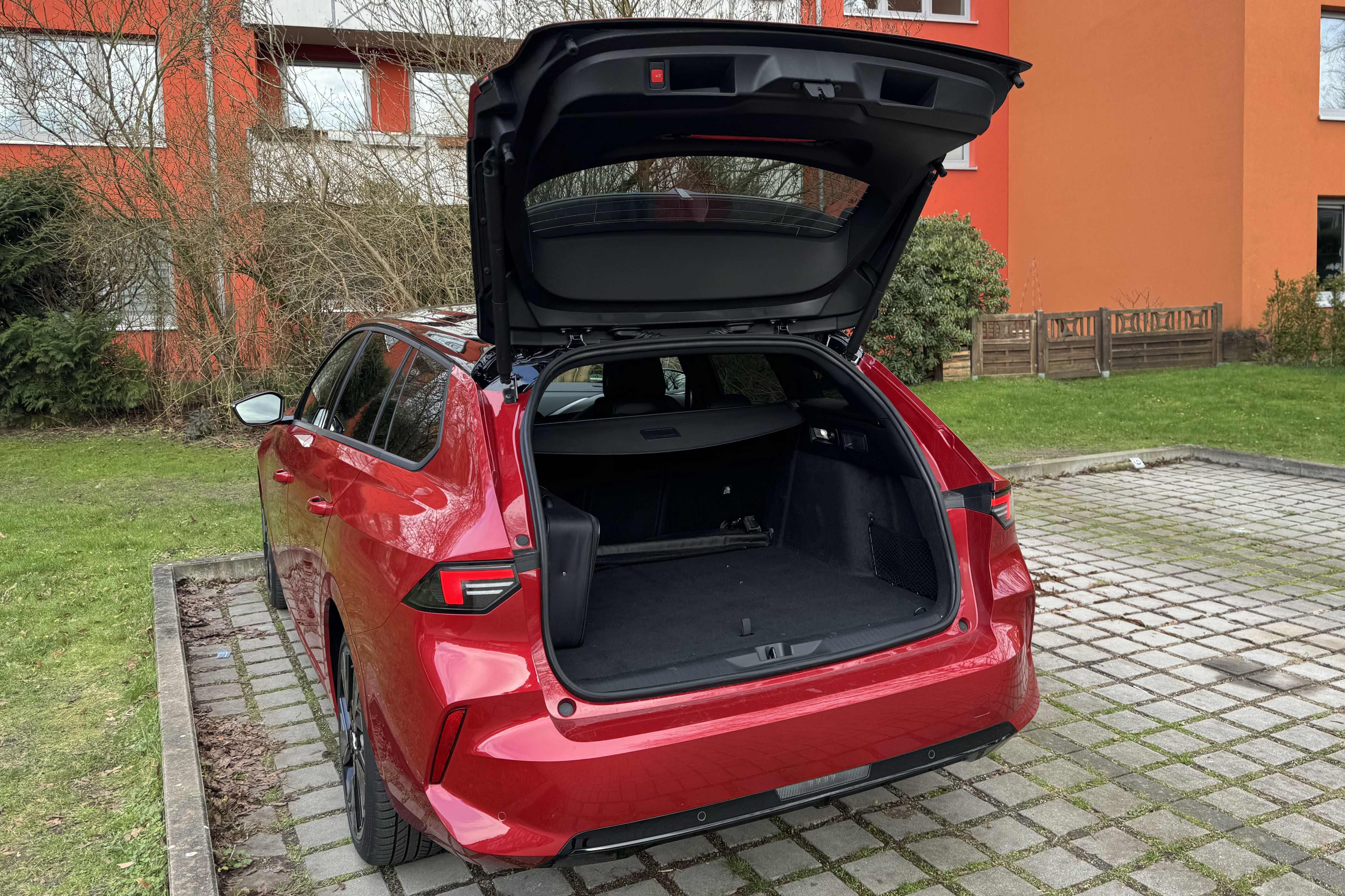 Detailaufnahmen E-Auto Opel Astra Sports Tourer Electric Ansicht ins Fahrzeuginnere geöffneter Kofferraumklappe.