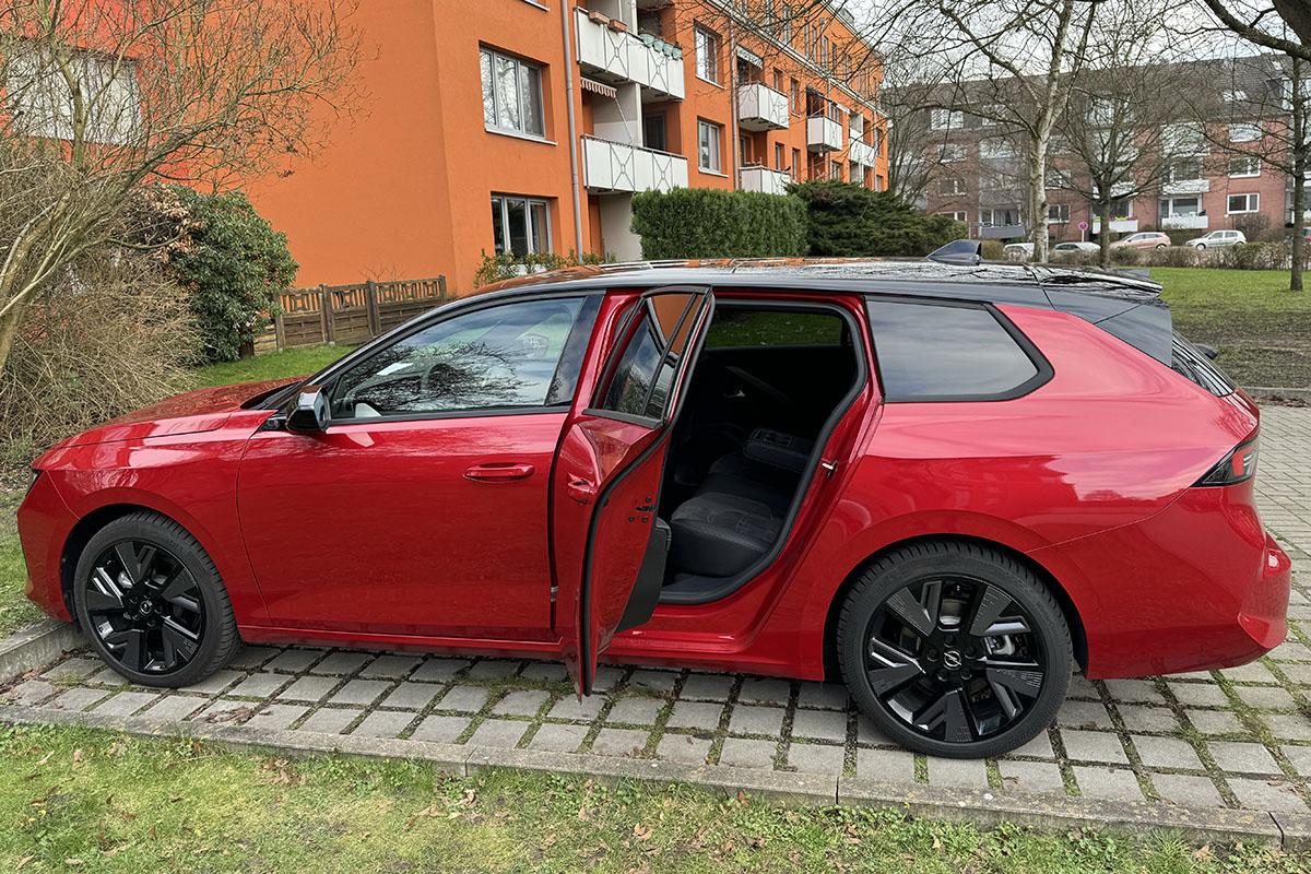 Detailaufnahmen E-Auto Opel Astra Sports Tourer Electric seitliche Ansicht ins Fahrzeuginnere mit geöffneter hinterer Tür.