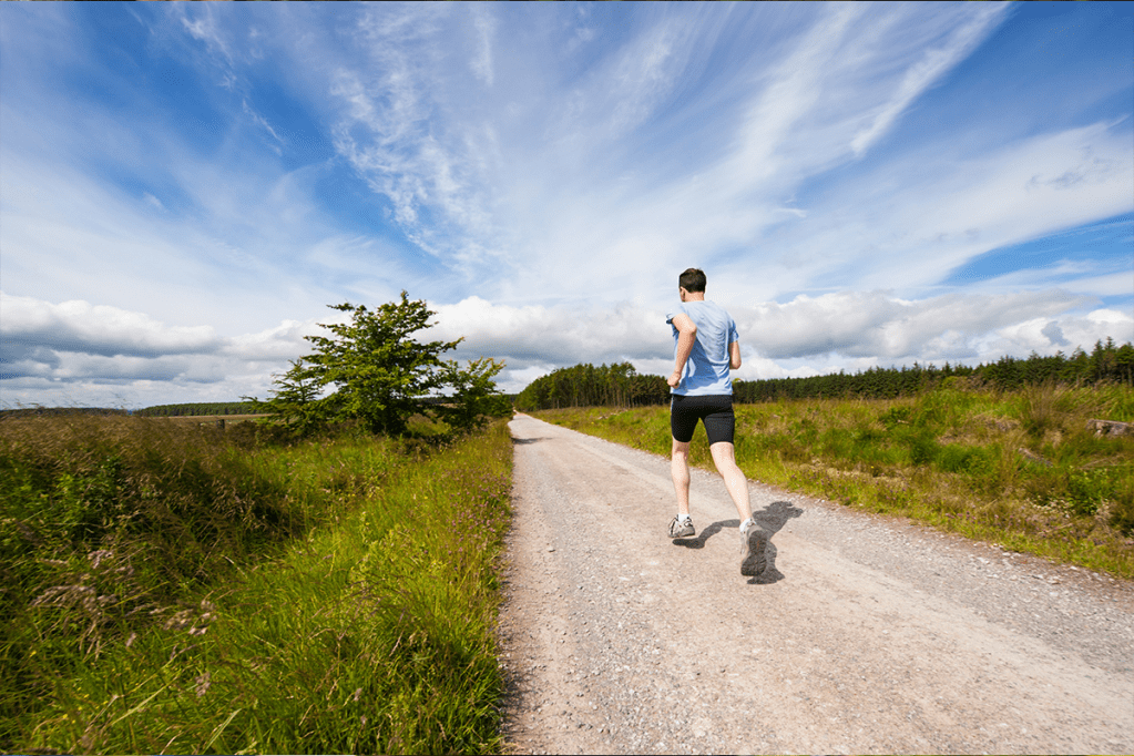 Ein Läufer joggt einen Weg entlang.