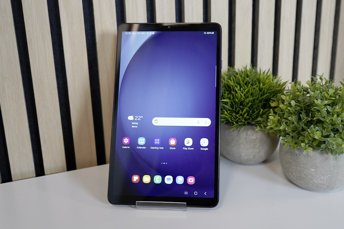 Das Samsung Galaxy Tab A9 LTE steht mit eingeschaltetem Display auf einer hellen Tischplatte.