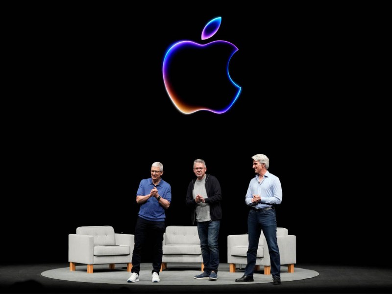 10.06.2024, USA, Cupertino: Apple CEO Tim Cook (l) spricht zusammen mit Craig Federighi (r) , Senior Vice President of Software Engineering, und John Giannandrea, Senior Vice President of Machine Learning and AI Strategy, während der Apple-Entwicklerkonferenz WWDC.