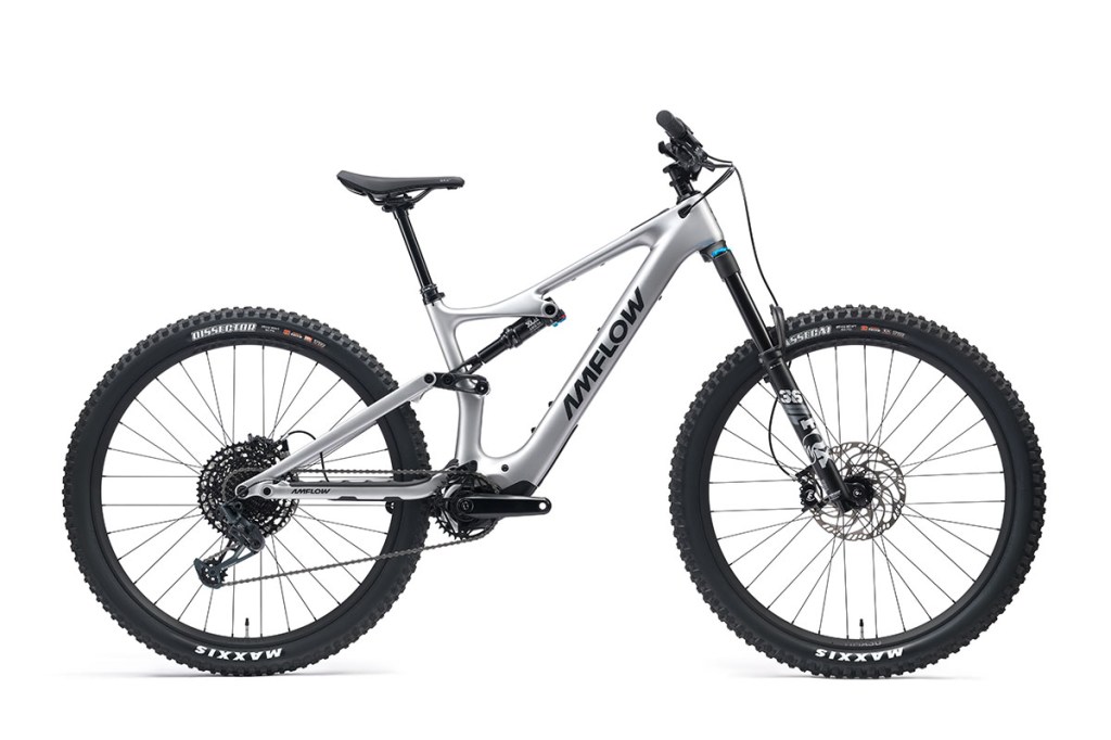 Silbernes Fully-E-Bike Amflow PL Carbon (800 Wh) im Profil vor weißem Hintergrund.