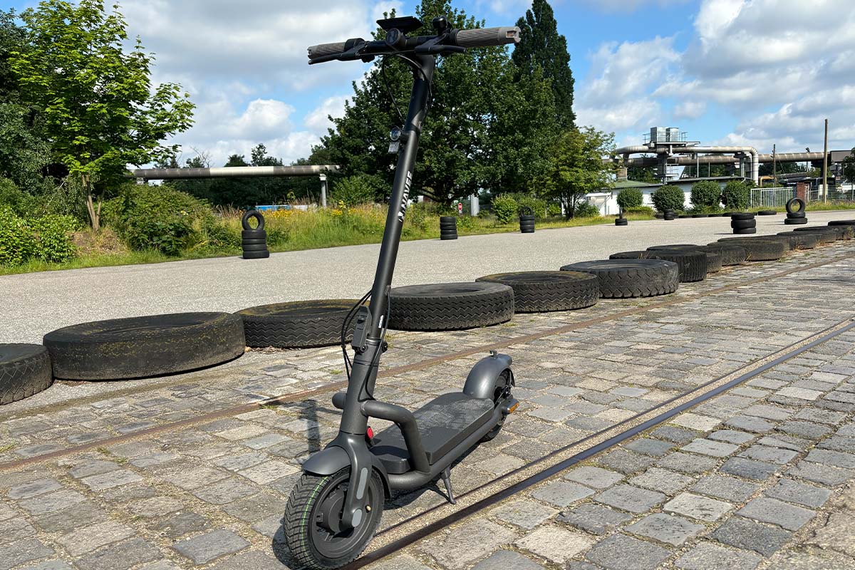 E-Scooter auf einer Kopfsteinpflaster-Straße stehend