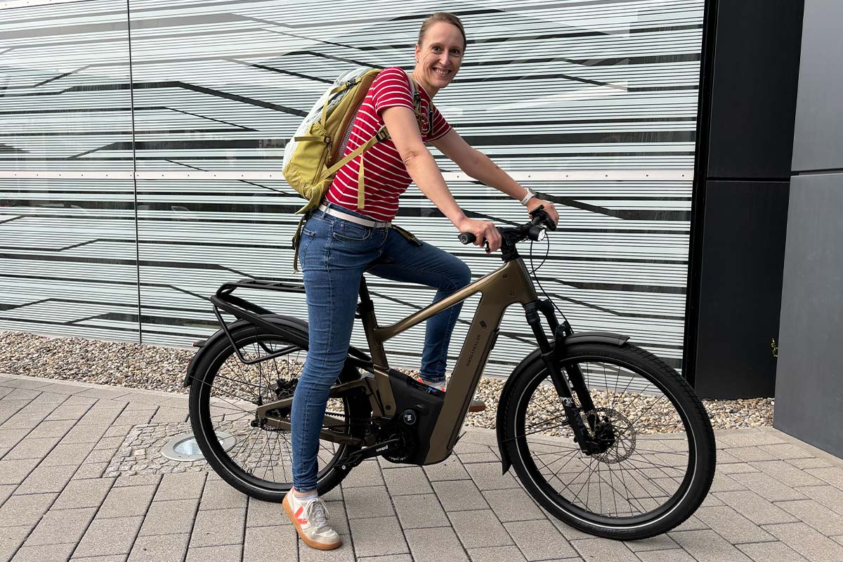 Frau auf einem E-Bike sitzend