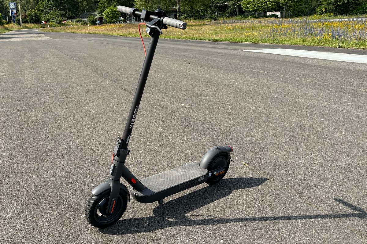 E-Scooter auf einer leeren breiten Straße stehend