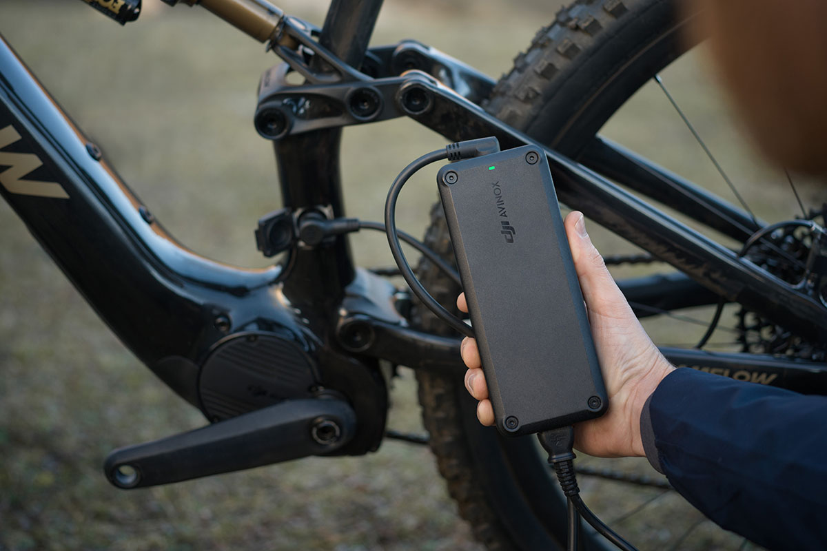 Detailaufnahme des Schnellasdegeräts mit GaN-Schnellladetechnologie um den Akku im neuen E-Mountainbike Amflow PL vom Drohnenhersteller DJI in kürzester Zeit zu laden.