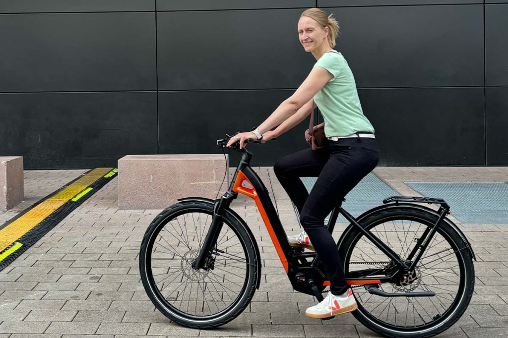 Frau fährt mit einem E-Bike