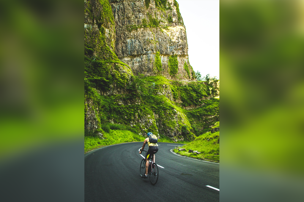 Ein Fahrradfahrer fährt eine Abfahrt hinunter.