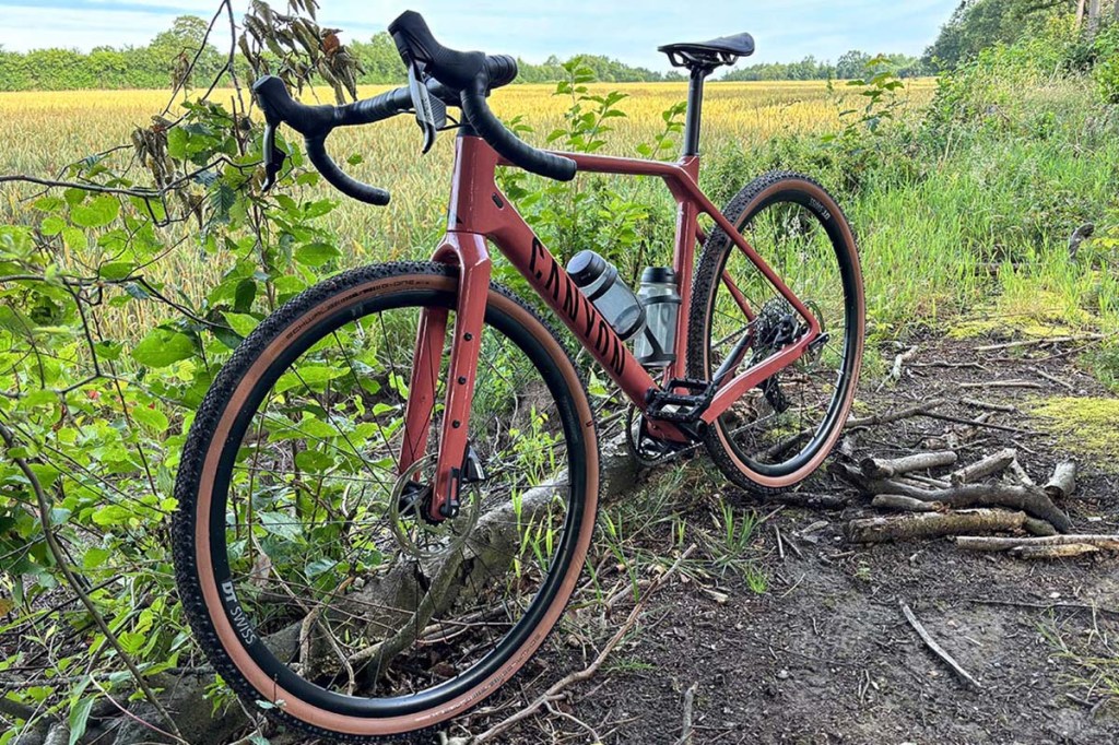 Totale Gravelbike an einem Feldrand stehend