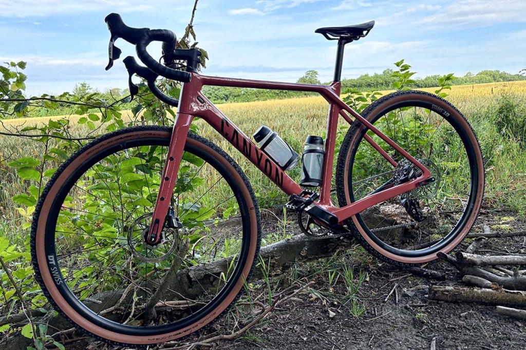 Gravelbike an einem Feldrand stehend