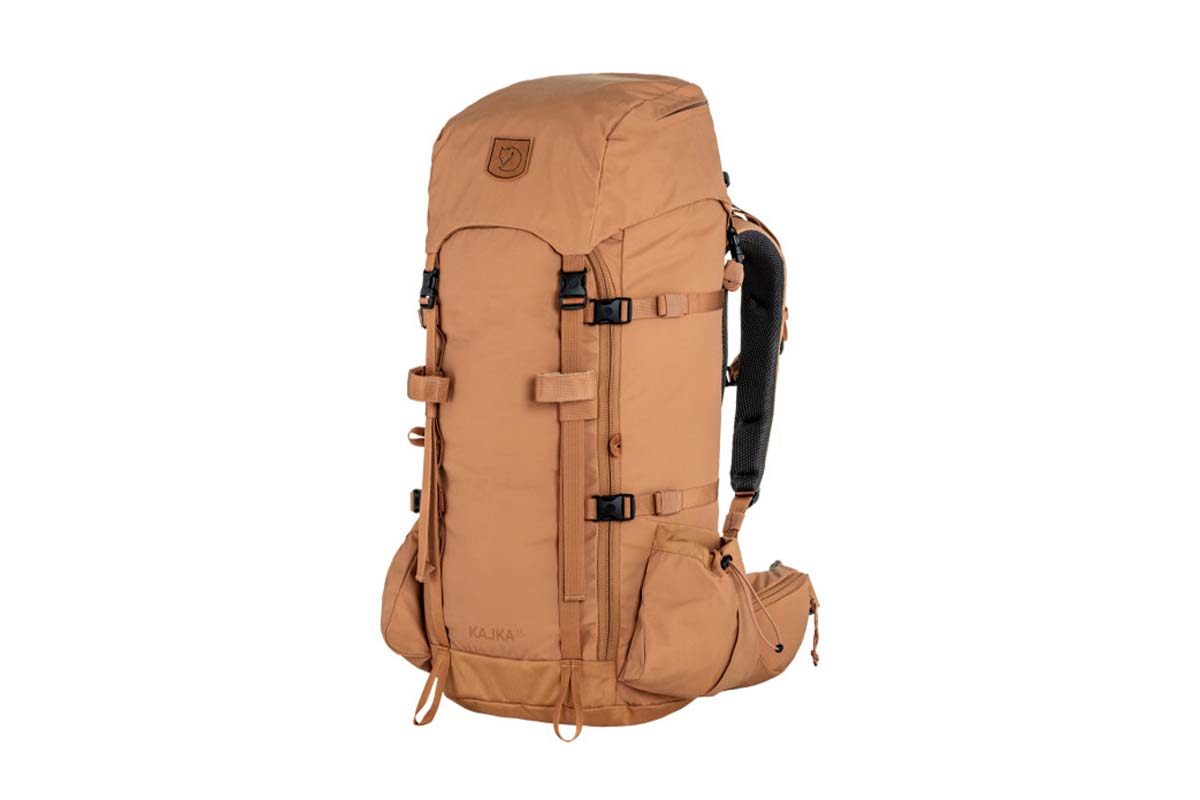 gelb-brauner Trekking-Rucksack auf weißem Grund