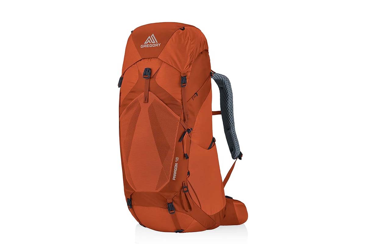 orangener Trekking-Rucksack auf weißem Grund