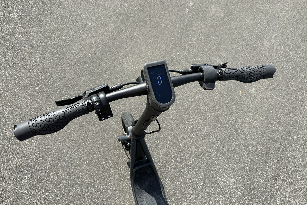 Detailaufnahame Lenker eines E-Scooters mit Bremshebeln und Display.