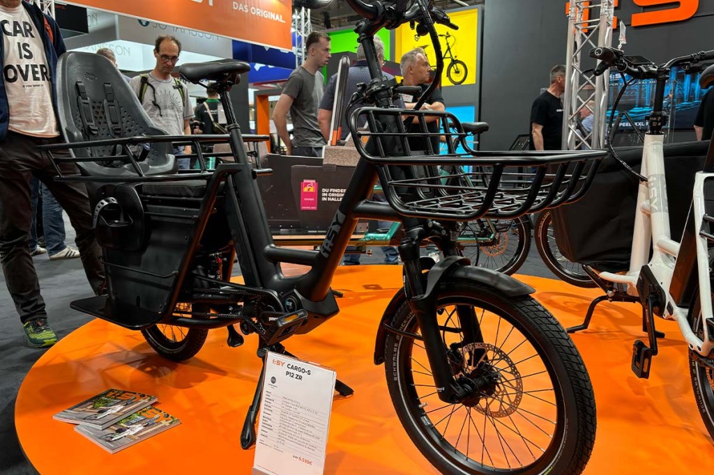 schwarzes E-Bike an einem MEssestand