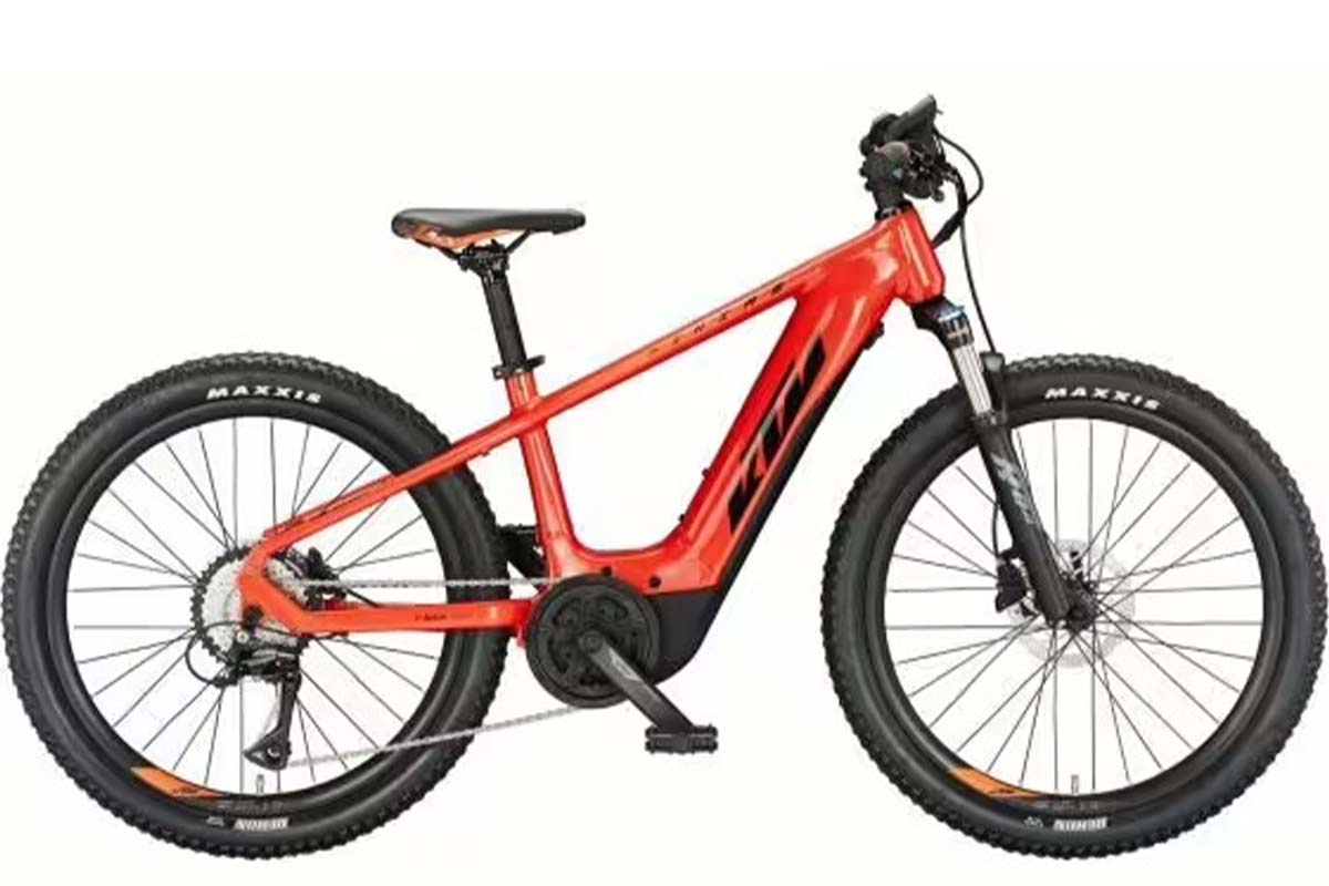 orangenes Kinder-E-Mountainbike auf weißem Grund