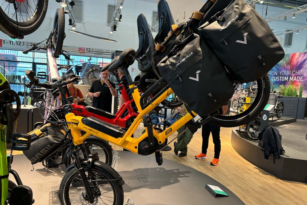 gelbes Cargobike an einem Messestand