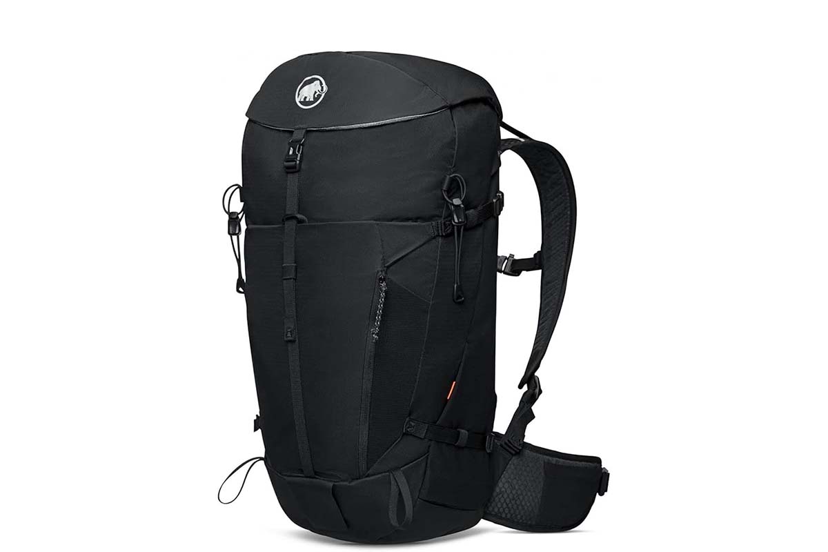 schwarzer Rucksack auf weißem Grund
