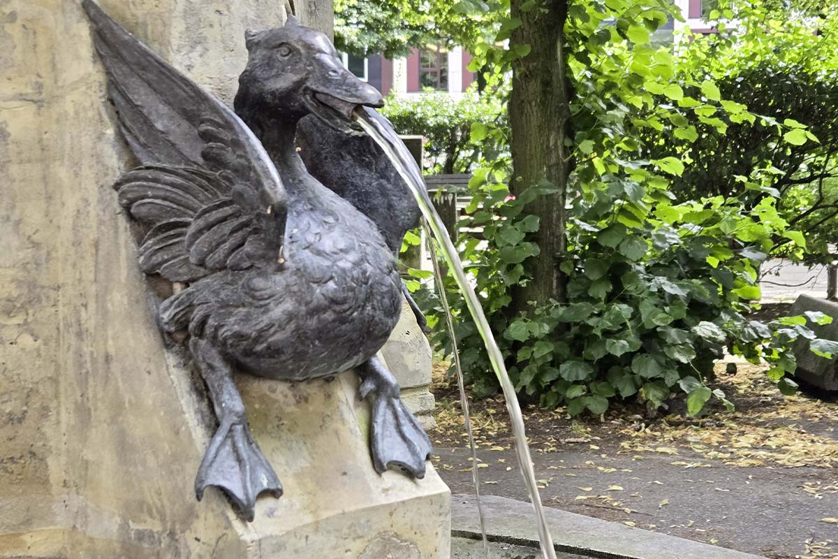 Detailaufnahme einer Entenstatue.