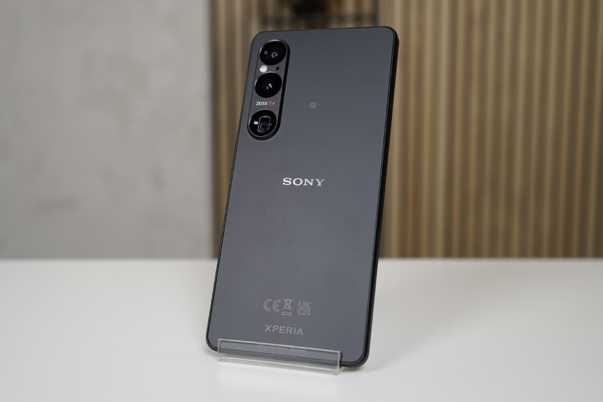 Das Smartphone Sony Xperia 1 VI steht auf einem weißen Tisch.