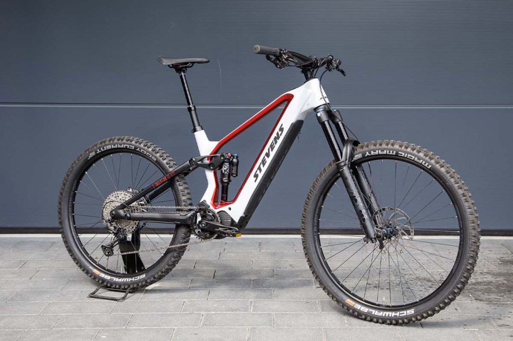 Totale E-Mountainbike vor einer Wand