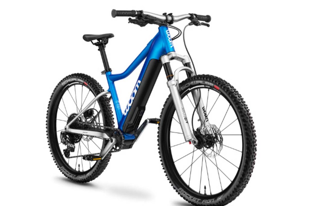 blaues Kindermountainbike schräg von vorne auf weißem Grund