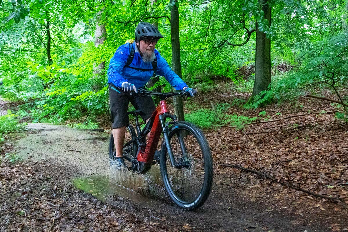 Mann fährt mit einem E-Moountainbike durch den Wald