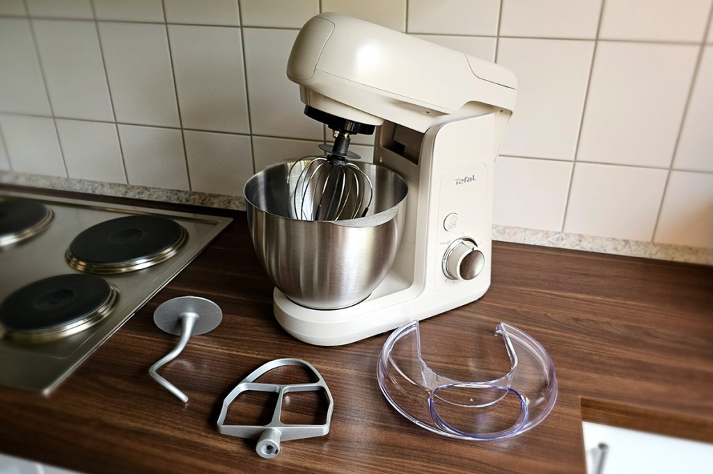 Die Küchenmaschine von Tefal mit Einzelteilen