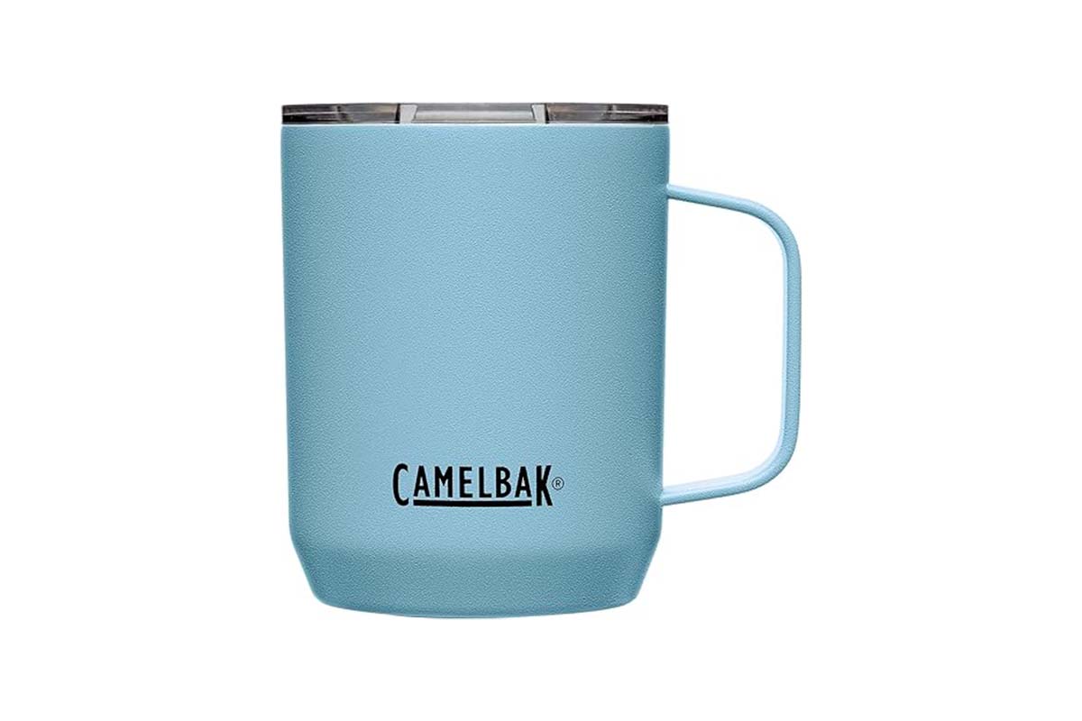 Thermotasse für unterwegs in blau, auf weißem Grund
