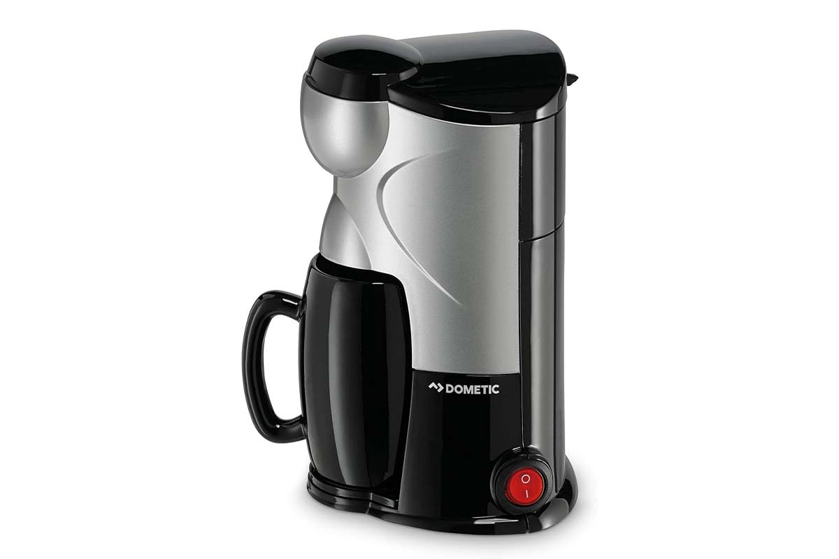 kleine, silber-schwarze Kaffeemaschine auf weißem Grund