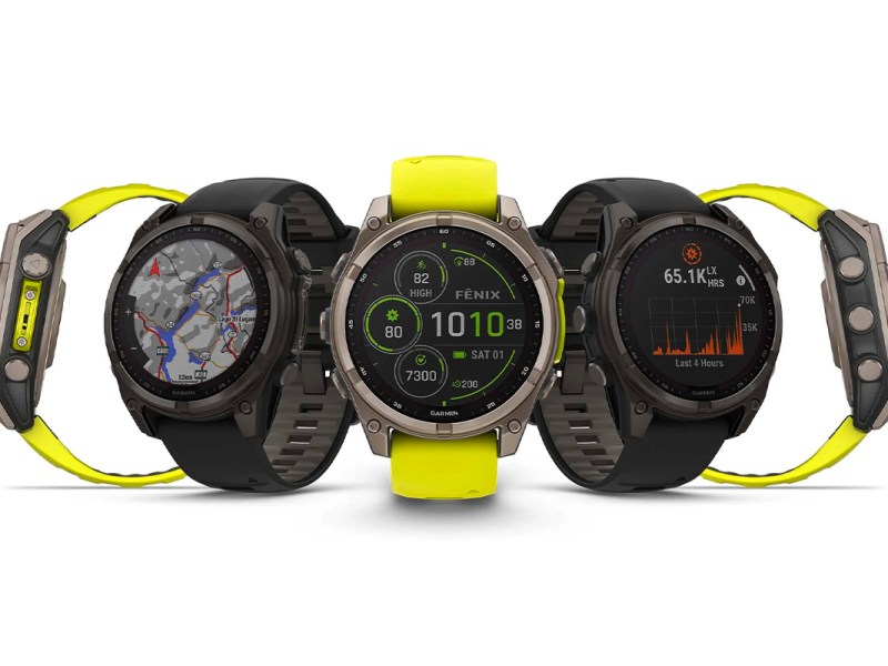 Fünf unterschiedliche Modelle der Sportuhr Garmin Fenix 8 fächerförmig angeordnet vor einem weißen Hintergrund.