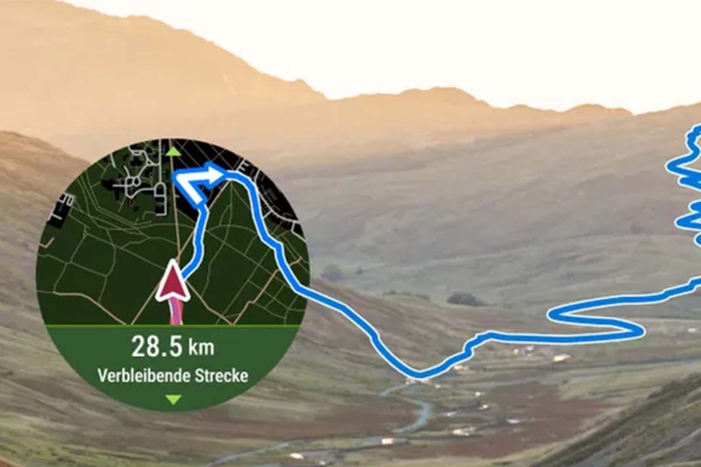 Totale Hügellandschaft, darauf kreisrunde Navigationsgrafik, der Weg führt dabei grafisch über das Foto weiter