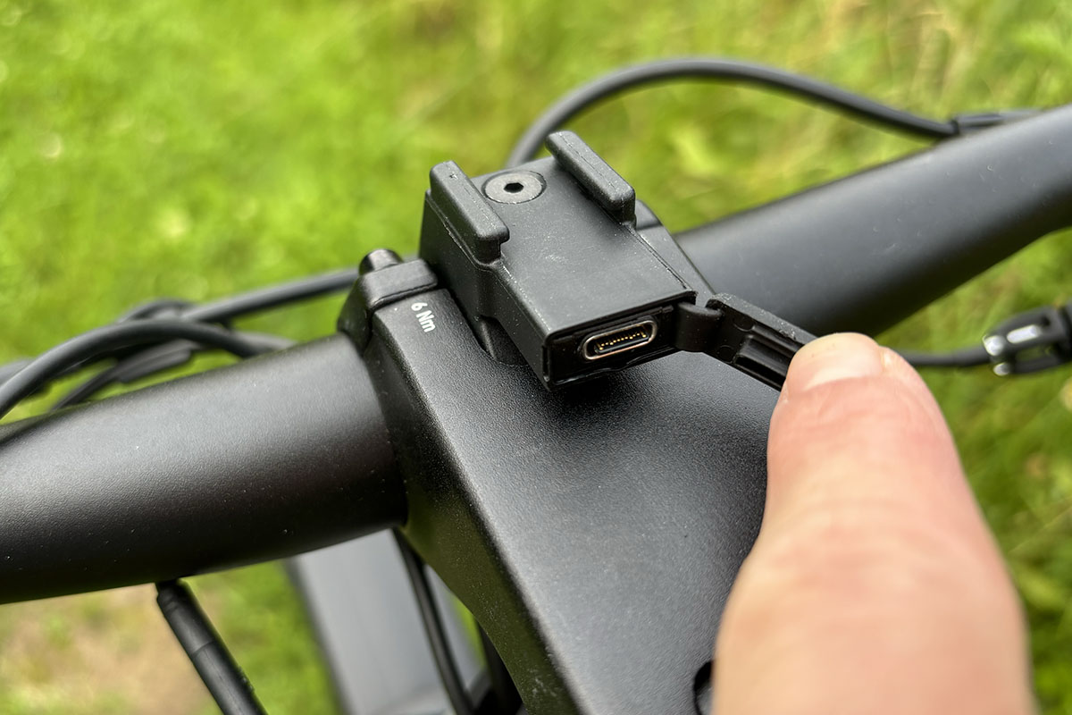 Detailaufnahme der Displayhalterung bei Trekking-E-Bike Canyon Pathlite:ON 6 SUV mit USB-C-Steckplatz.