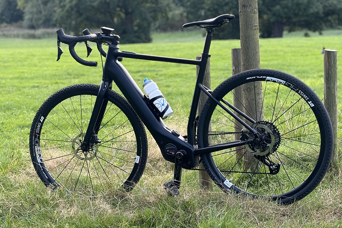 E-Gavelbike mit Bosh-eShift-Unterstützung steht im Profil an einen Baum angelehnt vor einer Wiese.