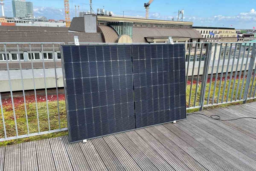 Das Yuma-Solarpanel an einer Dachterrassen-Brüstung.