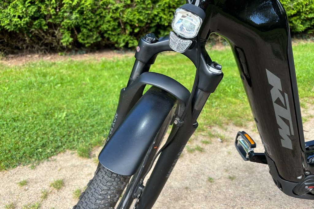 Detailaufnahme Licht und Federgabel an einem E-Bike