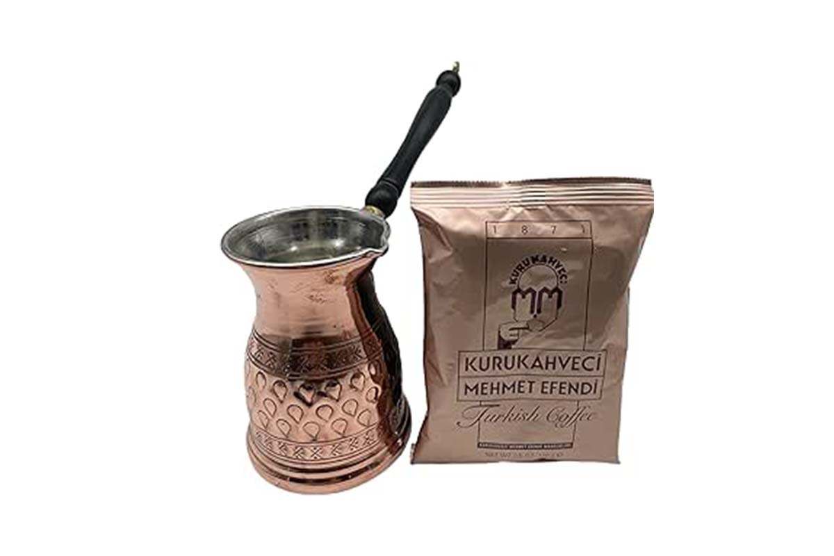 Kupferkanne für Mocca, daneben Kaffeepackung auf weißem Grund