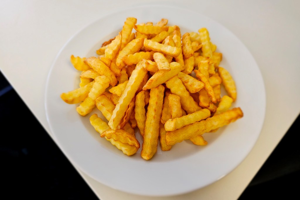 Pommes aus der Heißluftfritteuse von Sharp