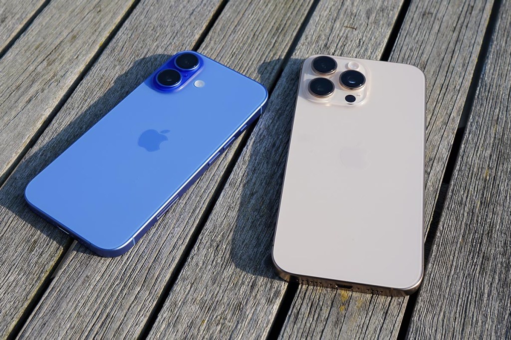 Das iPhone 16 neben dem iPhone 16 Pro Max.