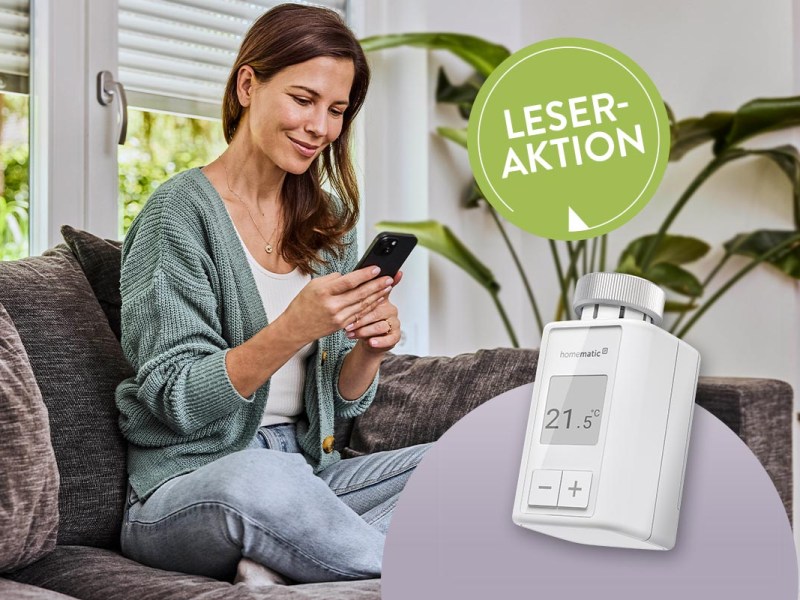 Eine Frau sitzt auf der Couch am Smartphone, davor ist das Homematic IP Heizkörperthermostat Flex abgebildet.