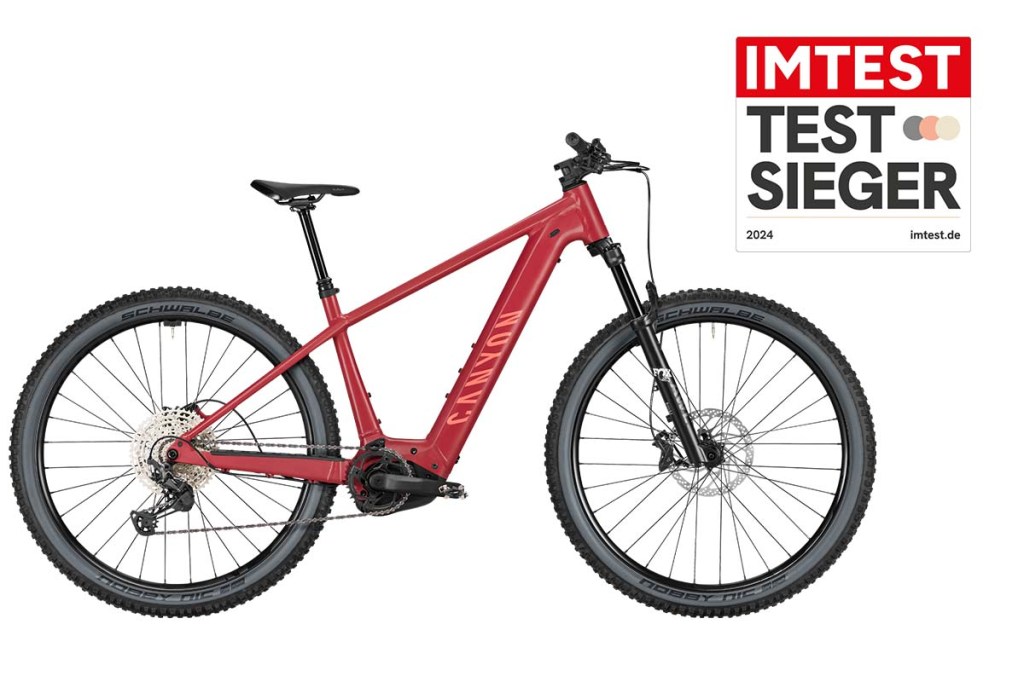rotes E-Mountainbike auf weißem Grund, dazu Testsieger-Siegel