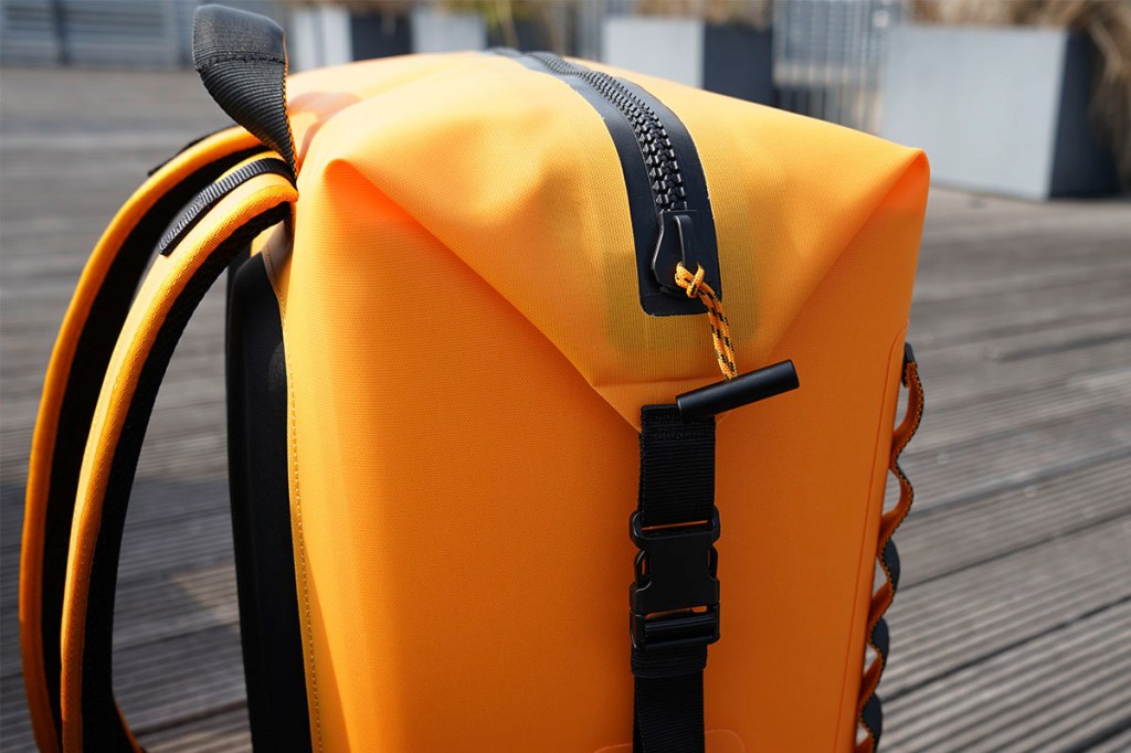 Detailaufnahme des Reißverschlusses am Kühlrucksack Dometic PSC22 Backpack Soft Cooler.