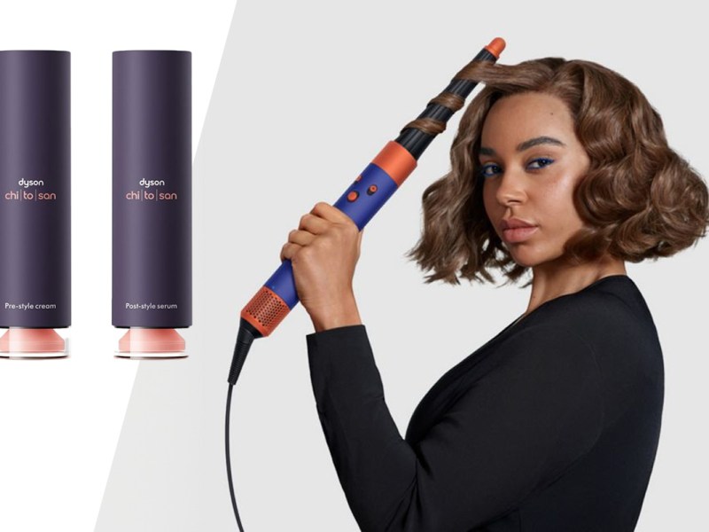 Eine Frau stylt ihre Haare mit dem Dyson Airwrap i.d. Daneben sind die neuen Styling-Produkte von Dyson abgebildet.